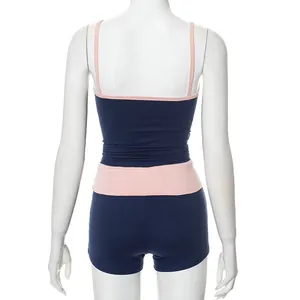 Vue arrière d'un ensemble caraco sans manches et short bleu marine et rose pour femme