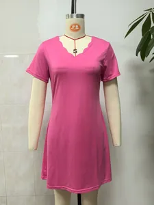Dettaglio di un abito rosa a maniche corte con scollatura a V smerlata su un manichino