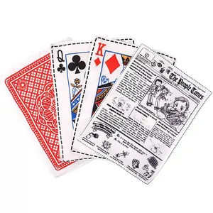 Dettaglio di giochi per animali in carta sonora con stampe di giornali e carte.