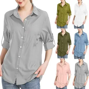 Vista detallada de la camisa de mujer de color liso en varias opciones de color
