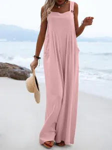 Mono rosa sin mangas de pierna ancha con botones en un hermoso entorno de playa