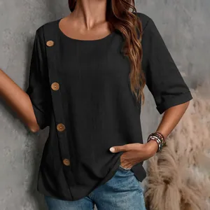 Dettaglio del top da donna in cotone e lino nero con bottoni decorativi laterali