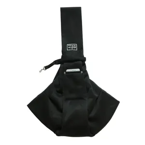 Vista detallada de la bolsa de transporte negra para mascotas con bolsillo frontal