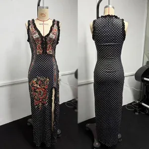 Vues avant et arrière d'une robe longue sans manches à pois noirs avec imprimé floral
