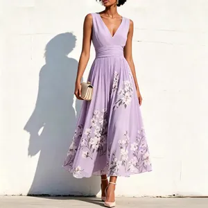 Mannequin portant une robe longue plissée lilas sans manches avec imprimé floral
