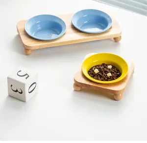 Keramik-Napf-Set für Haustiere mit Eichenständer, schrägem Design und runden Holzfüßen
