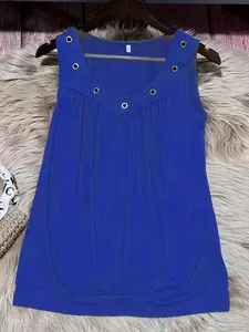 Lässiges königsblaues ärmelloses Damen-Tanktop mit dekorativen Metallösen am Ausschnitt