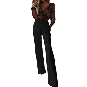 Elegante mono negro de manga larga con bordado floral rojo y escote en V profundo.