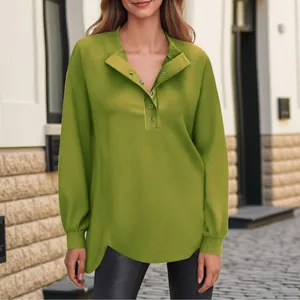 Detailopname van een mosgroen dames shirt met lange mouwen, henley-hals en zachte stoftextuur