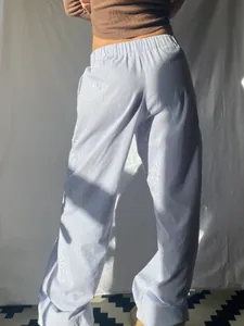 Detaillierte Rückansicht einer gestreiften Hose mit hoher Taille und lockerer Passform.