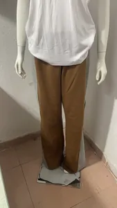 Nahaufnahme der zweifarbigen braun-grauen weiten Jogginghose an einer Schaufensterpuppe