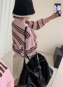 Gros plan d'un pull en maille à rayures roses et marron avec col polo pour femme