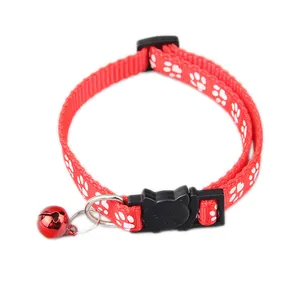Rode kattenhalsband met belletje en pootafdrukken, voorzien van een zwarte kattengesp