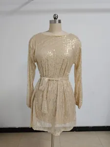 Détail de la robe de cocktail dorée à paillettes avec ceinture et manches longues