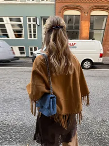 Elegante mantella poncho in pelle scamosciata marrone con frange in stile western