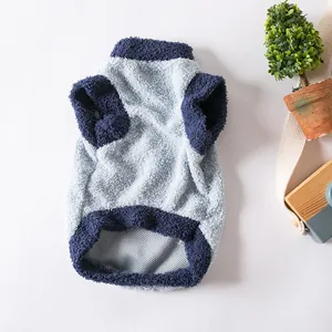 Vue détaillée d'un gilet en peluche bleu pour animaux pour les sorties d'automne/hiver