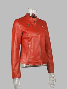 Detaillierte Makroansicht einer schmal geschnittenen roten Damen-Lederjacke auf einer Puppe