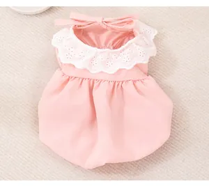 Gros plan d'une robe de princesse rose pour animaux avec col en dentelle blanche