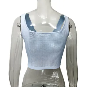 Vista posteriore dettagliata di un crop top in maglia a coste azzurro con texture