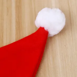 Dettaglio macro di un cappello di Babbo Natale in feltro rosso con un morbido pompon bianco