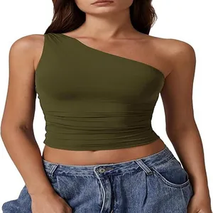 Detailansicht eines olivgrünen One-Shoulder-Crop-Tops für Damen mit schmaler Passform