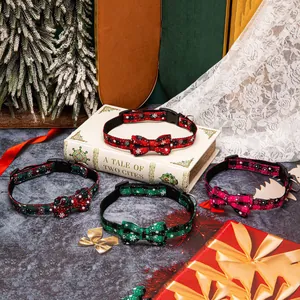 Juego de collares navideños para mascotas con copos de nieve y pajaritas decorativas.