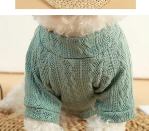 Nahaufnahme eines weichen mintgrünen Zopfstrickpullovers für kleine Hunde und Katzen im Winter.