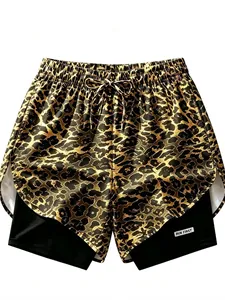 Dettaglio di pantaloncini sportivi a doppio strato con stampa leopardata da donna.