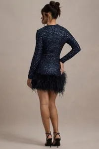 Rückansicht eines eleganten dunkelblauen Pailletten-Minikleides mit Federbesatz