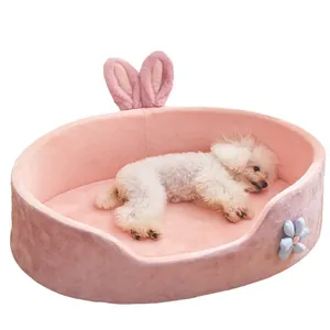 Cuccia morbida rosa con orecchie di coniglio per cani piccoli e barboncino bianco