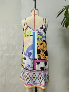 Robe d'été à col en V avec imprimé floral et géométrique coloré style patchwork.