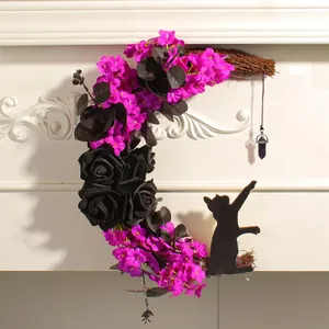 Ghirlanda di luna di Halloween con rose nere, fiori magenta e silhouette di gatto