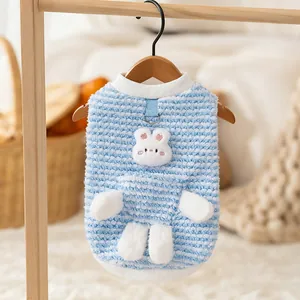 Dettaglio maglione in pile a righe blu per animali con decorazione a coniglio