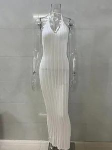 Detailaufnahme eines weißen Häkel-Maxikleids mit Neckholder und Lochmuster-Design.
