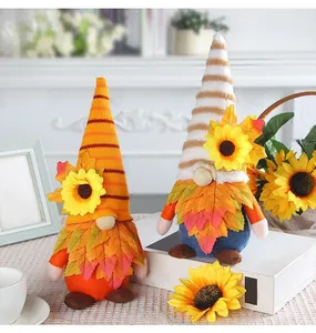 Paar Erntedank-Wichtel mit Ahornblatt-Umhängen und leuchtenden Sonnenblumen-Details