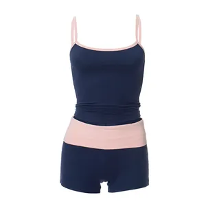 Ensemble deux pièces avec caraco sans manches et short moulant bleu marine et rose.