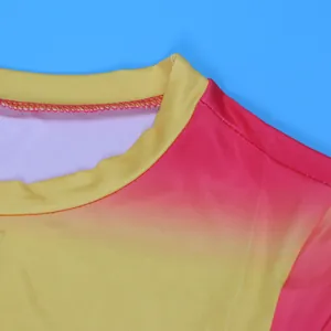 Dichtbij detail van de ronde halslijn en stiksels op een roze en gele gradient top