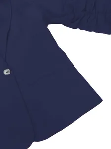 Détail d'un blazer bleu marine pour femme avec bouton et manches à volants.