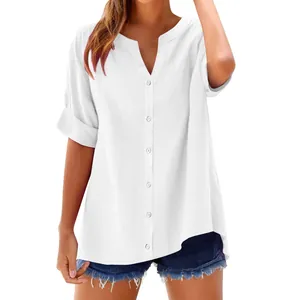 Gedetailleerde weergave van witte blouse met korte mouwen, V-hals en knoopsluiting.
