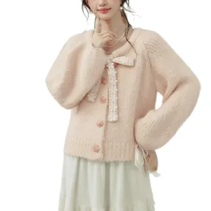 Cardigan in maglia rosa morbida da donna con nastro a fiocco e bottoni floreali.