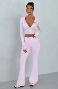 Set due pezzi rosa in maglia con felpa corta con cappuccio e pantaloni a zampa a vita alta