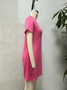 Vista laterale dettagliata di un vestito rosa a maniche corte su un manichino sartoriale