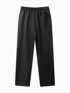 Vue détaillée du jogging noir pour hommes avec une poche arrière et taille élastique