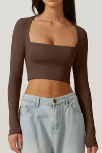 Vue détaillée du crop top à manches longues et col carré pour femme en marron moka