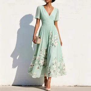 Vue détaillée d'une robe maxi florale vert menthe avec col en V et taille plissée