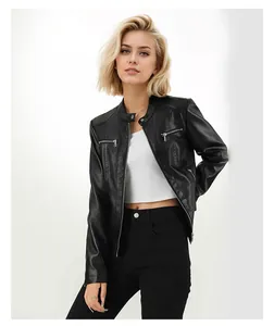 Nahaufnahme einer professionellen Damen Slim-Fit Motorradjacke aus schwarzem Kunstleder