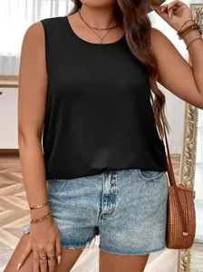 Vue détaillée d'un débardeur sans manches noir grande taille pour femme, style décontracté.