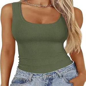 Rippstrick-Tanktop für Damen mit quadratischem Ausschnitt in Olivgrün, schmale Passform.