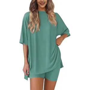 Set relax da donna due pezzi con t-shirt oversize e pantaloncini ciclisti a vita alta