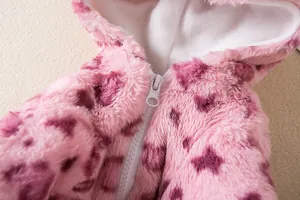 Dettaglio ravvicinato della cerniera e del peluche leopardato rosa per cappotti animali.